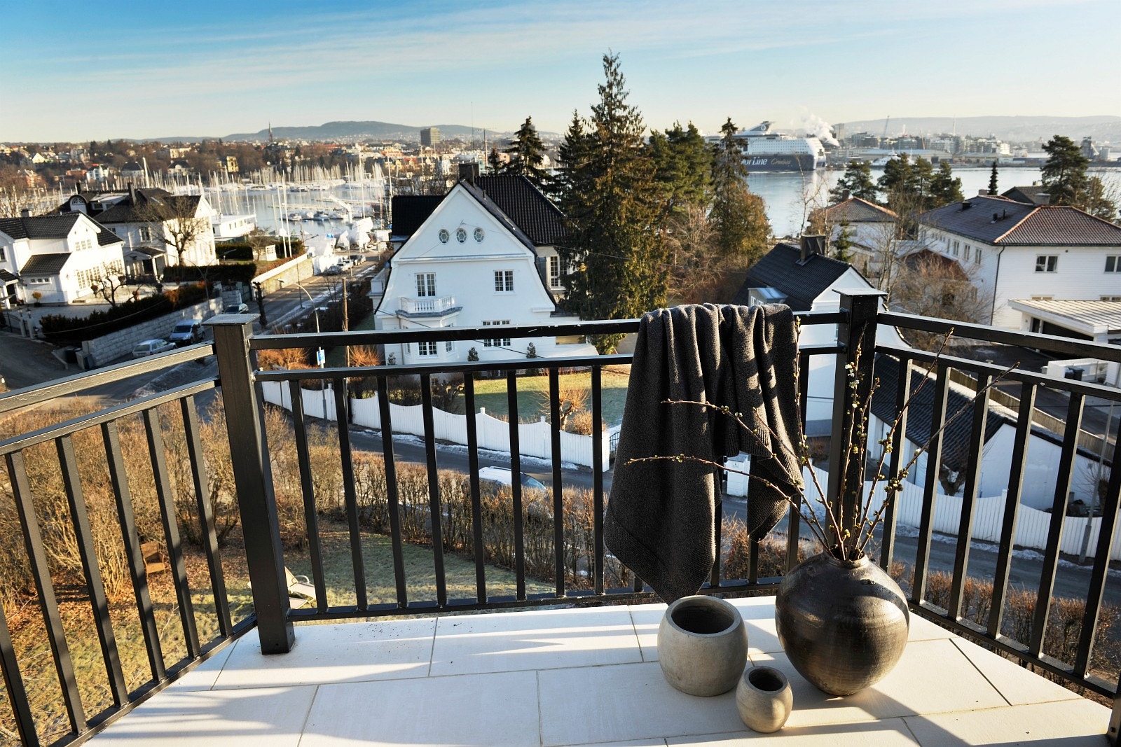 Balkong med fjord utsikt Galleribilde