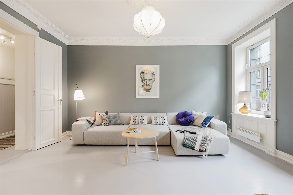 Stor, lys stue malt i tidsriktige lune farger. Galleribilde