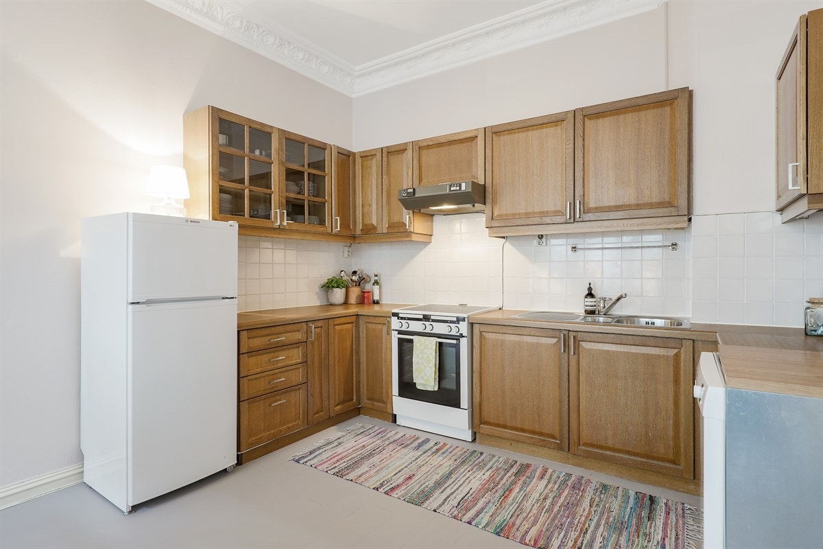 God benke- og skapplass på kjøkkenet. Galleribilde