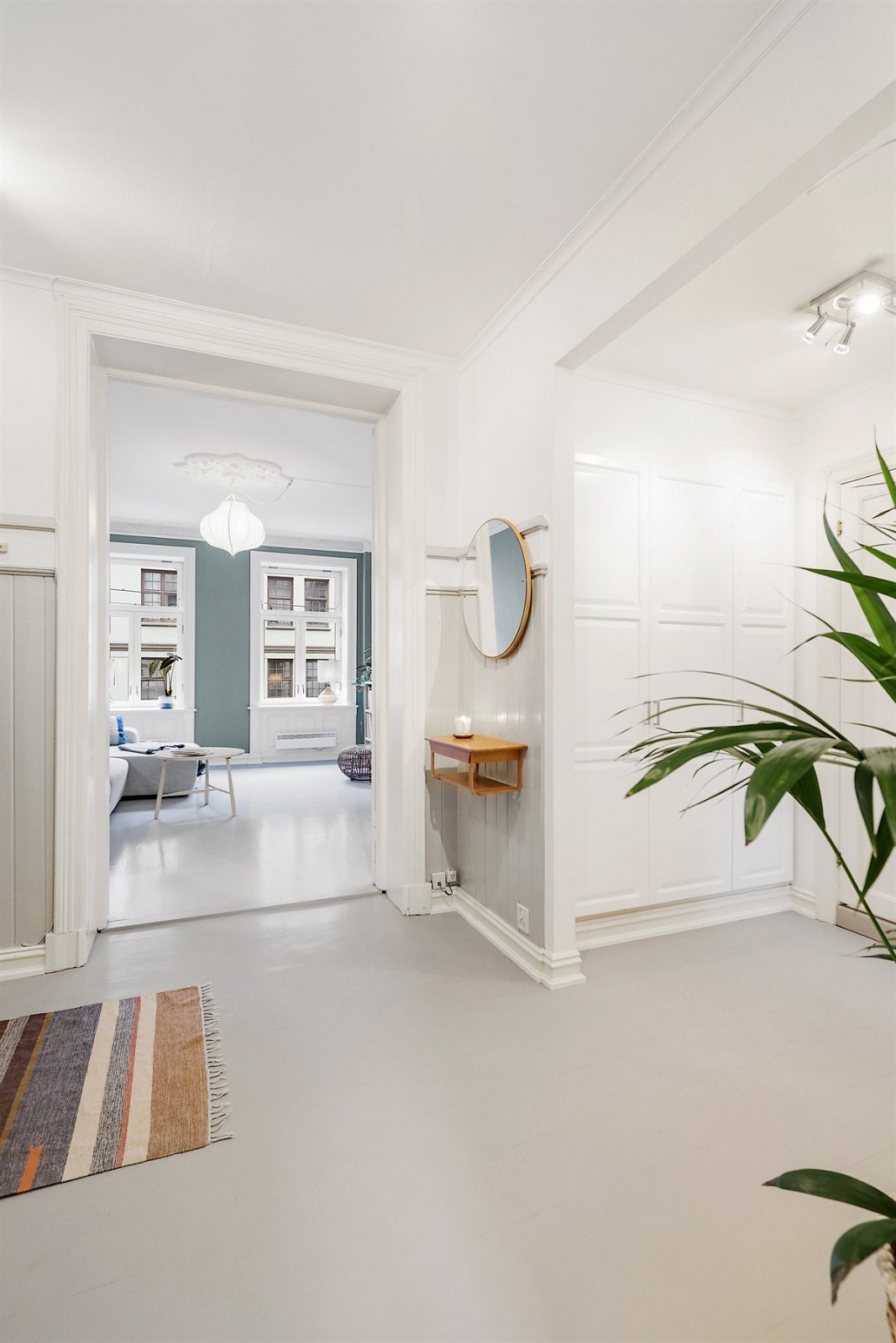 Lys og gjennomgående leilighet med flotte detaljer. Velkommen til visning! Galleribilde