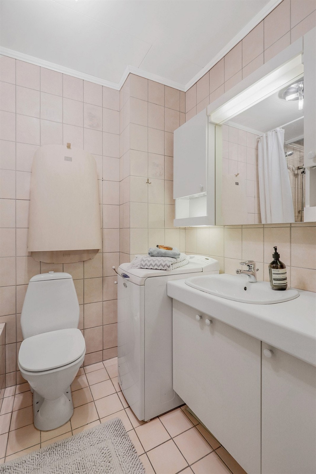 Flislagt baderom med opplegg for vaskemaskin og varmekabler i gulv. Galleribilde