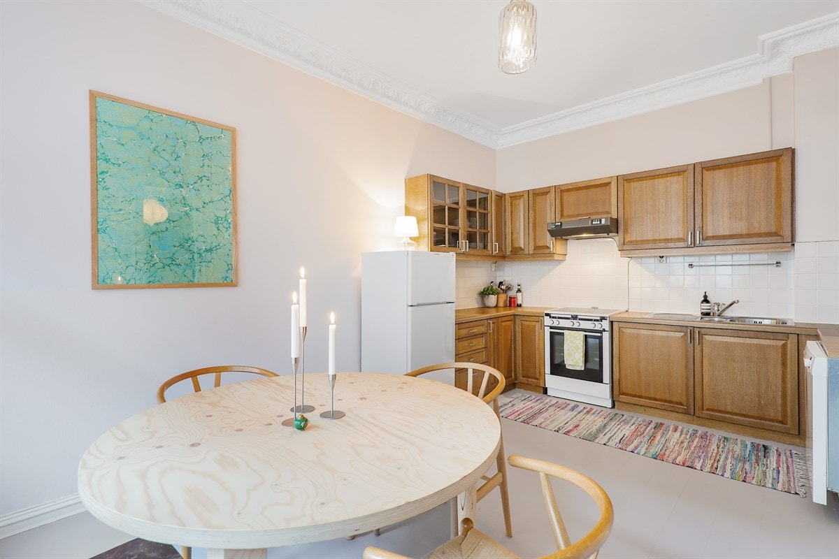 Innholdsrikt kjøkken med profilerte fronter i eik. Galleribilde