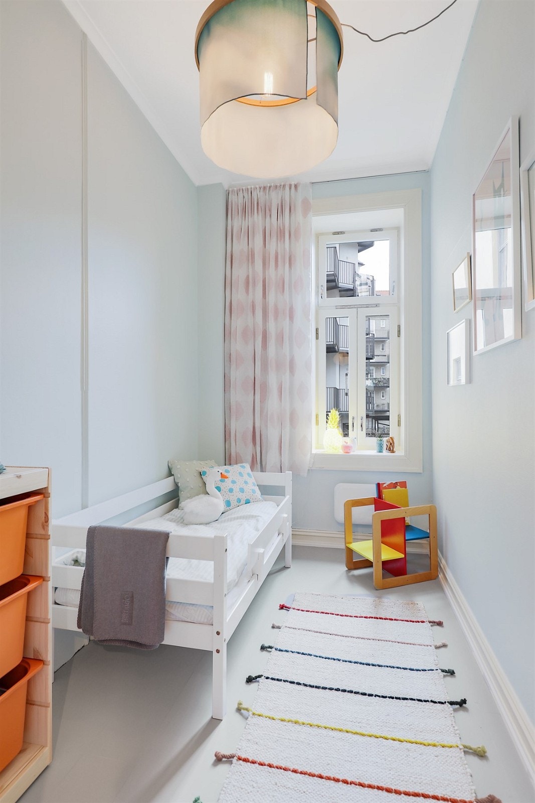 Soverom 2 egner seg godt som barnerom eller kontor. Vender mot stille bakgård. Galleribilde