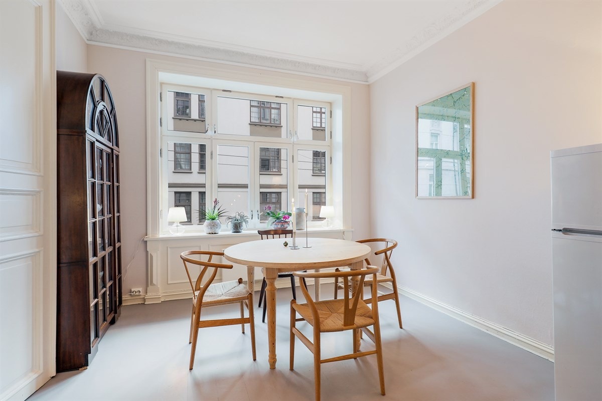 Kjøkkenet er særdeles romslig og har plass for stort spisebord. Galleribilde