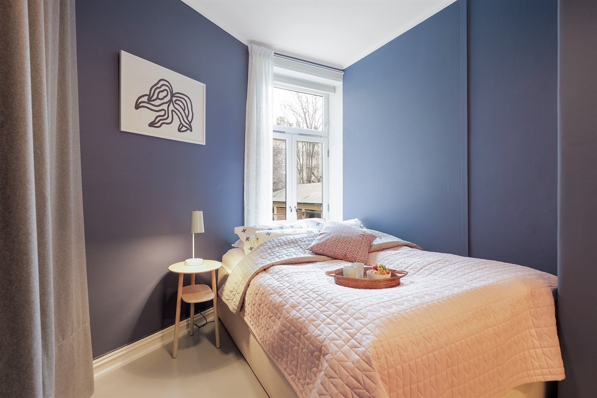 Hovedsoverommet er malt i en nydelig trendy farge. Vender mot rolig bakgård. Galleribilde