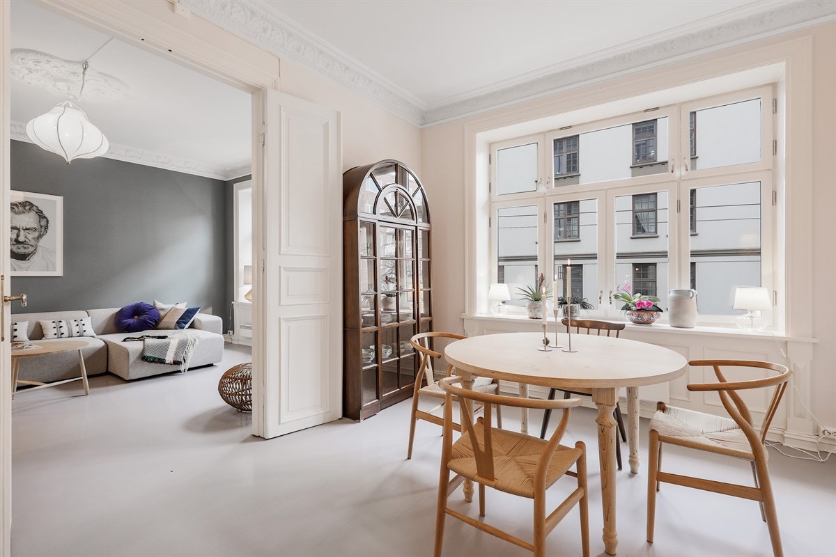 Stort vindu slipper inn godt med lys. Galleribilde