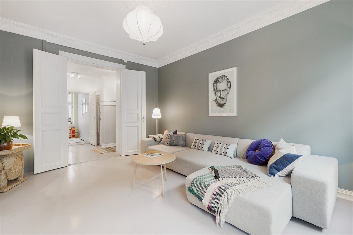 Rommet har vakre dører, flott stukkatur og malte tregulv. Galleribilde