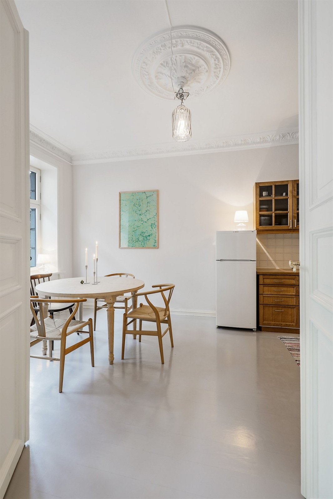 Stort separat kjøkken. Flott rosett i tak. Galleribilde