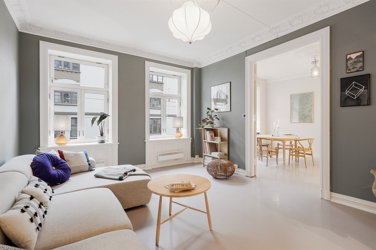 Leiligheten har flotte detaljer som rosetter, stukkatur og doble fløydører. Galleribilde