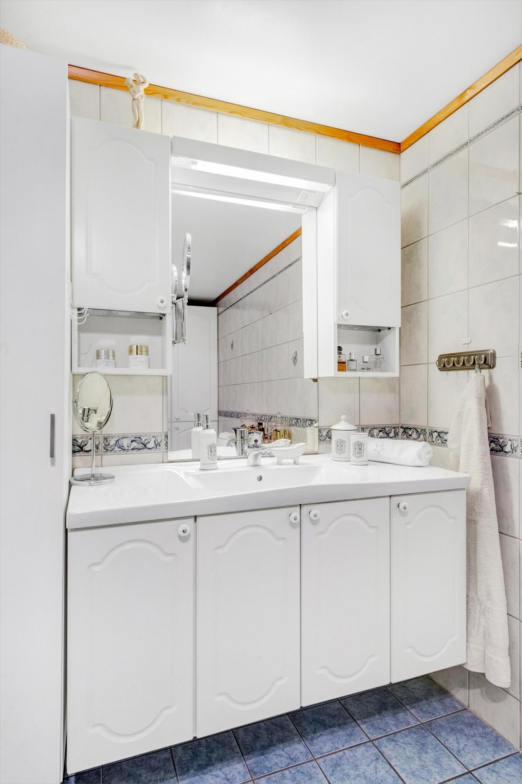 Mye lagringsplass på badet. Galleribilde