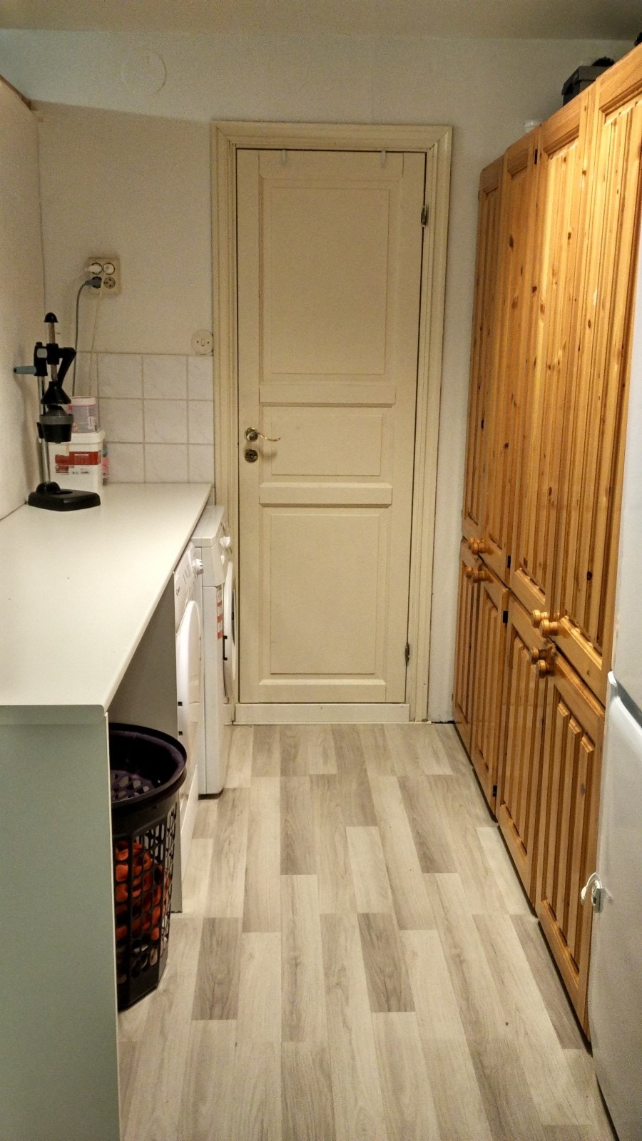 VASKERI OG GARDEROBESKAP Galleribilde