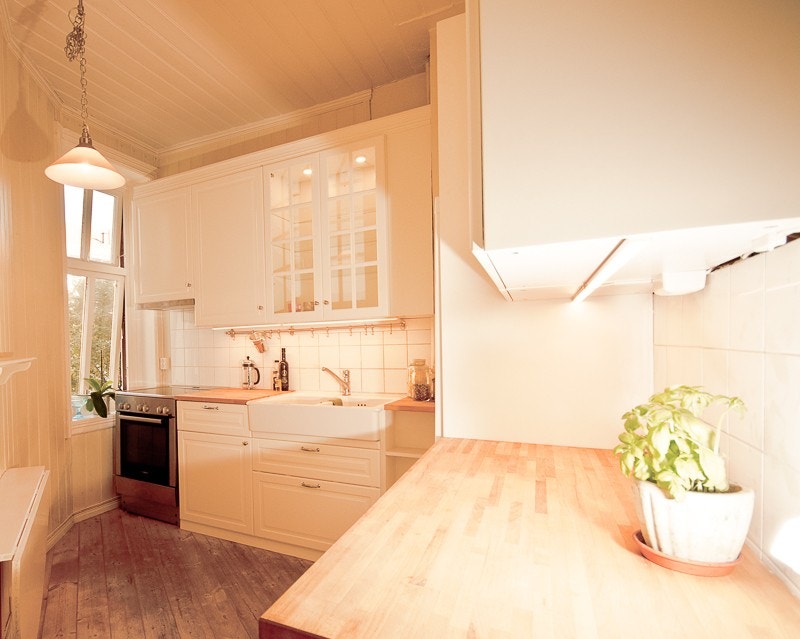 Komfyr, avtrekksvifte (luften går ut), kjøl/frys og oppvaskmaskin følger. Galleribilde