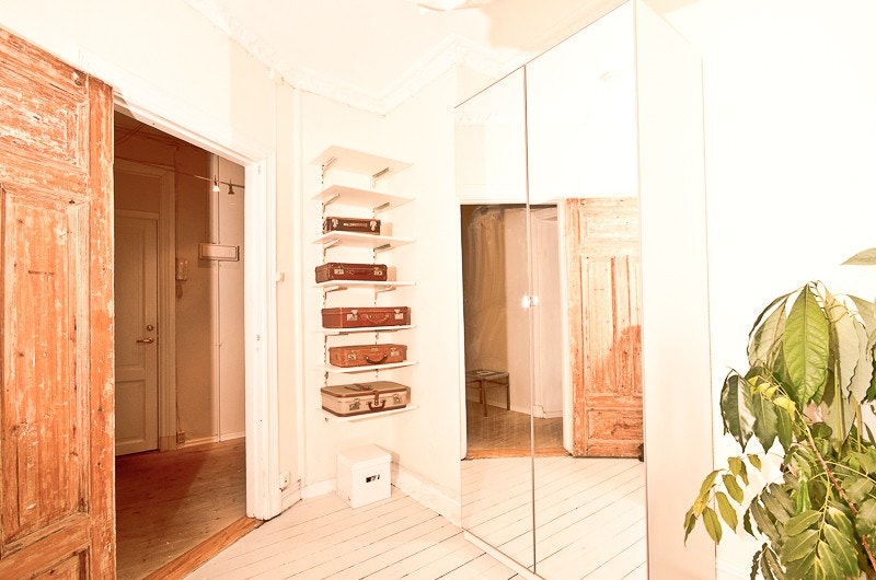 Speilskapet og fastmonterte hyller følger Galleribilde