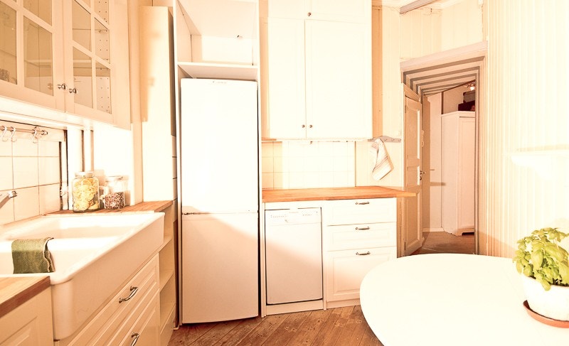 Hvitevarer følger; Oppvaskmaskin, kjøl/frys og komfyr med stekeovn. Plass til mikroovnene over kjøleskap. Galleribilde