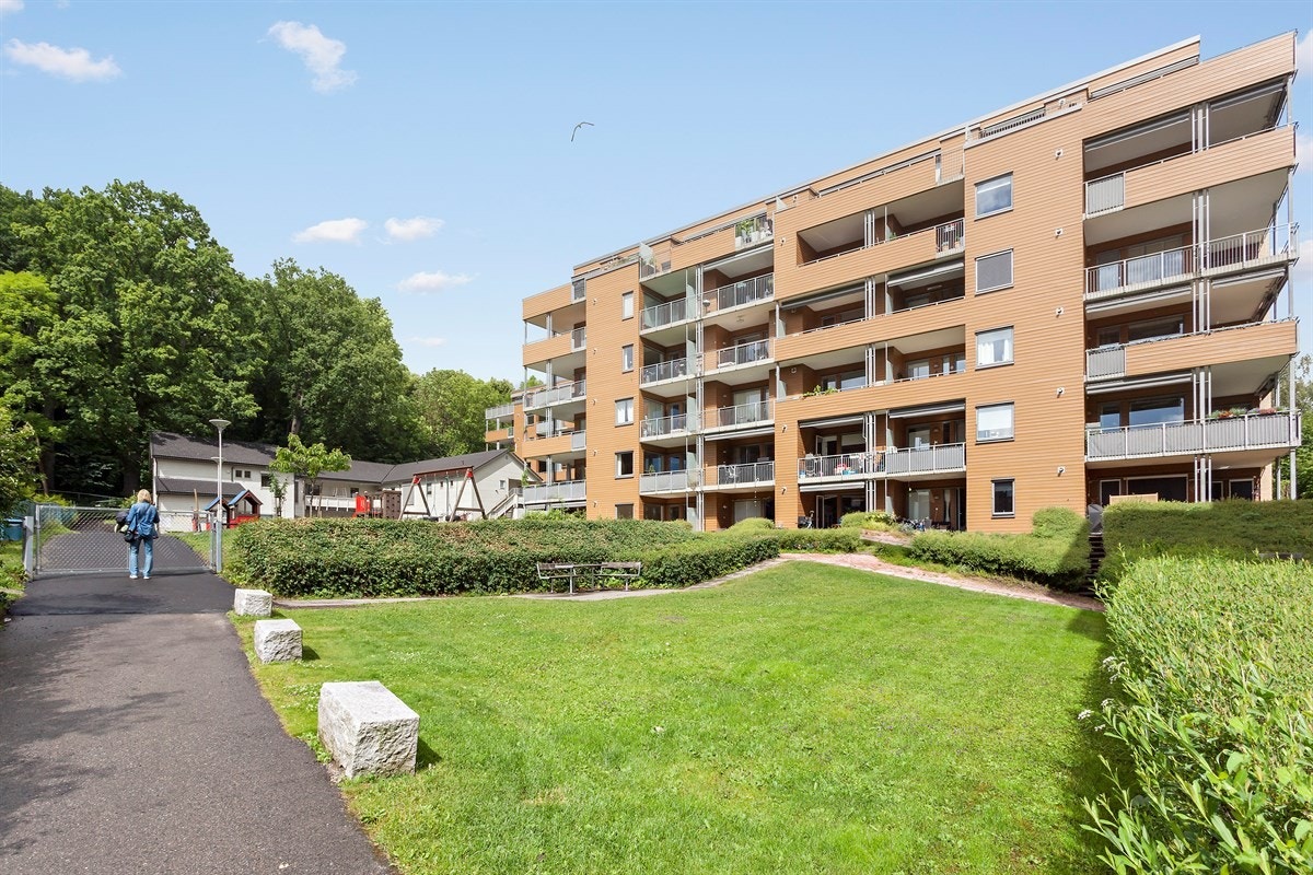 Fasade. Grønt og skjønt på sommeren. Galleribilde