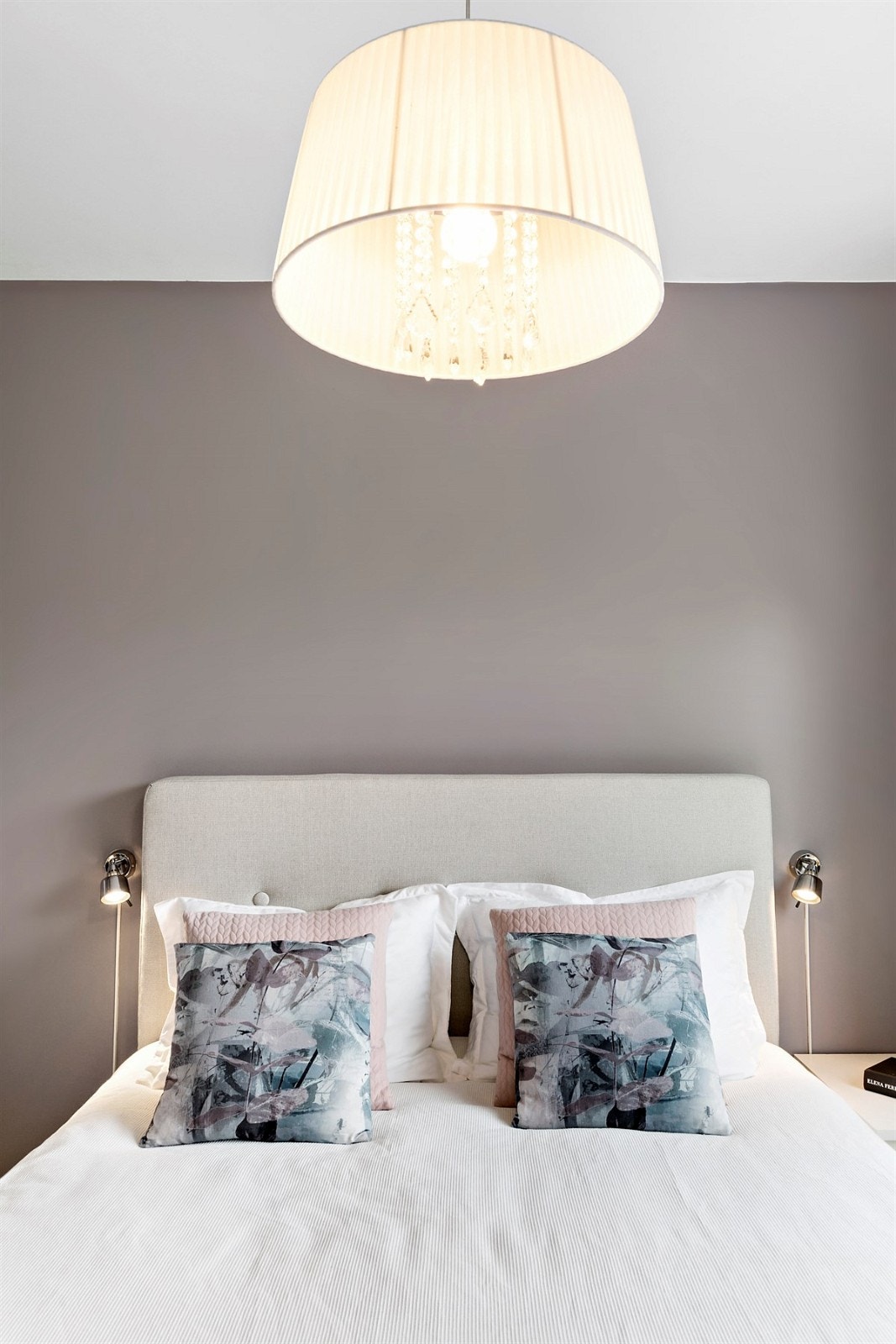 Hovedsoverom med tidsriktige fargetoner og på gulvet ligger det parkett. Her er det god plass til dobbeltseng. Galleribilde