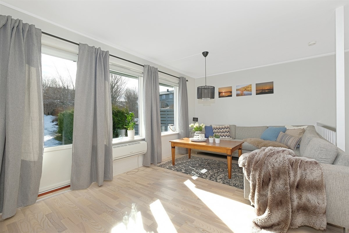 Det er mye vindusflater i stuen som gir godt med lys. Galleribilde