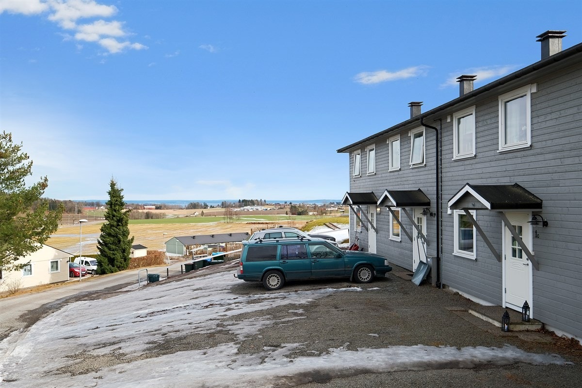 Det er biloppstilling rett utenfor leiligheten. Nytt garasjeanlegg er under bygging og skal stå ferdig før sommeren. Galleribilde