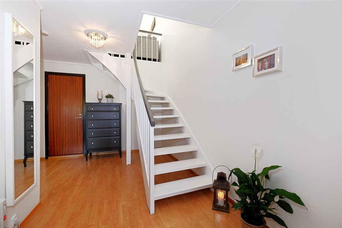 Romslig gang hvor en kan lagre litt under trappen. Galleribilde