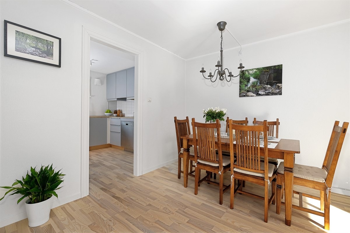 I stuen er det god plass for både sitte- og spisegruppe. Galleribilde