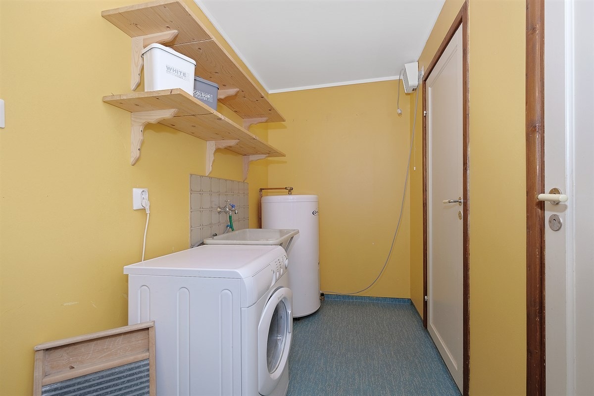 Vaskerommet ligger vegg i vegg med badet, slik at en kan få større bad om ønskelig. Galleribilde