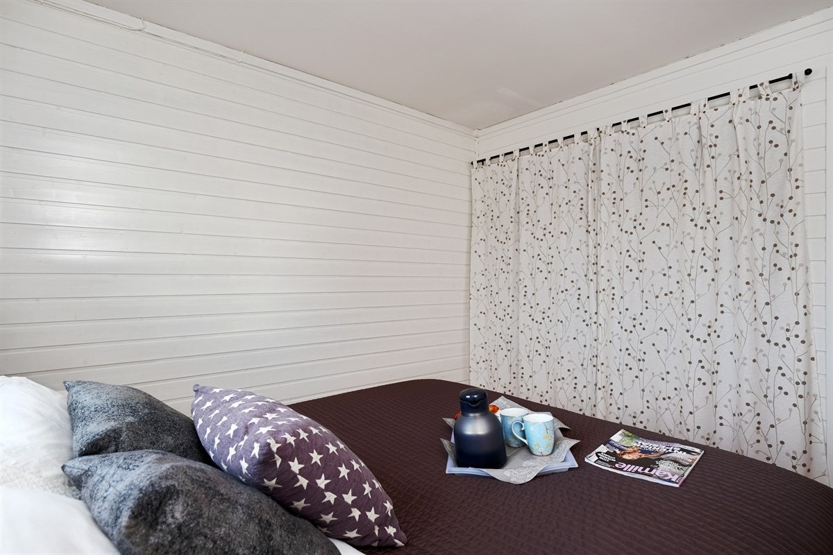 Soverommet har en praktisk garderobeløsning. Galleribilde