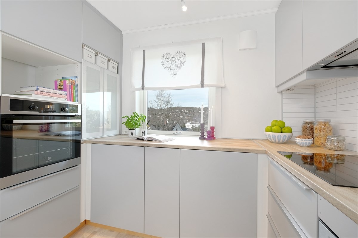 Kjøkkenet har integrert komfyr og koketopp. Galleribilde