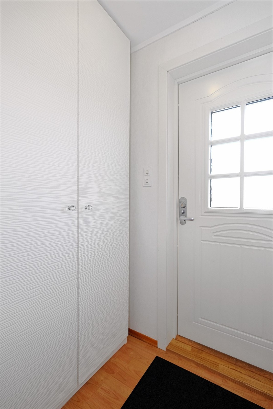 Vindfang med garderobeskap. Galleribilde