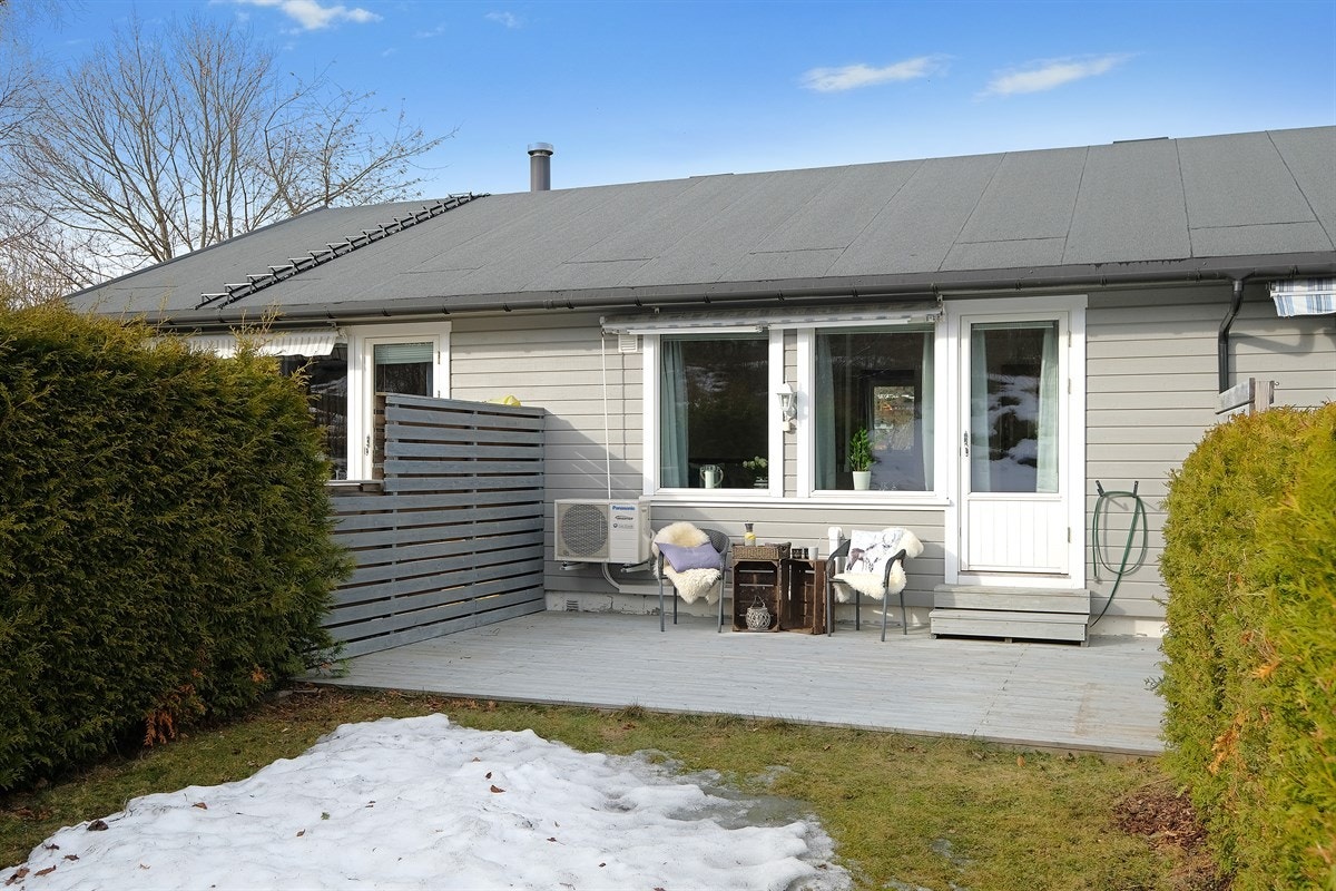 Leiligheten ha egen solrik uteplass og hageflekk. Galleribilde