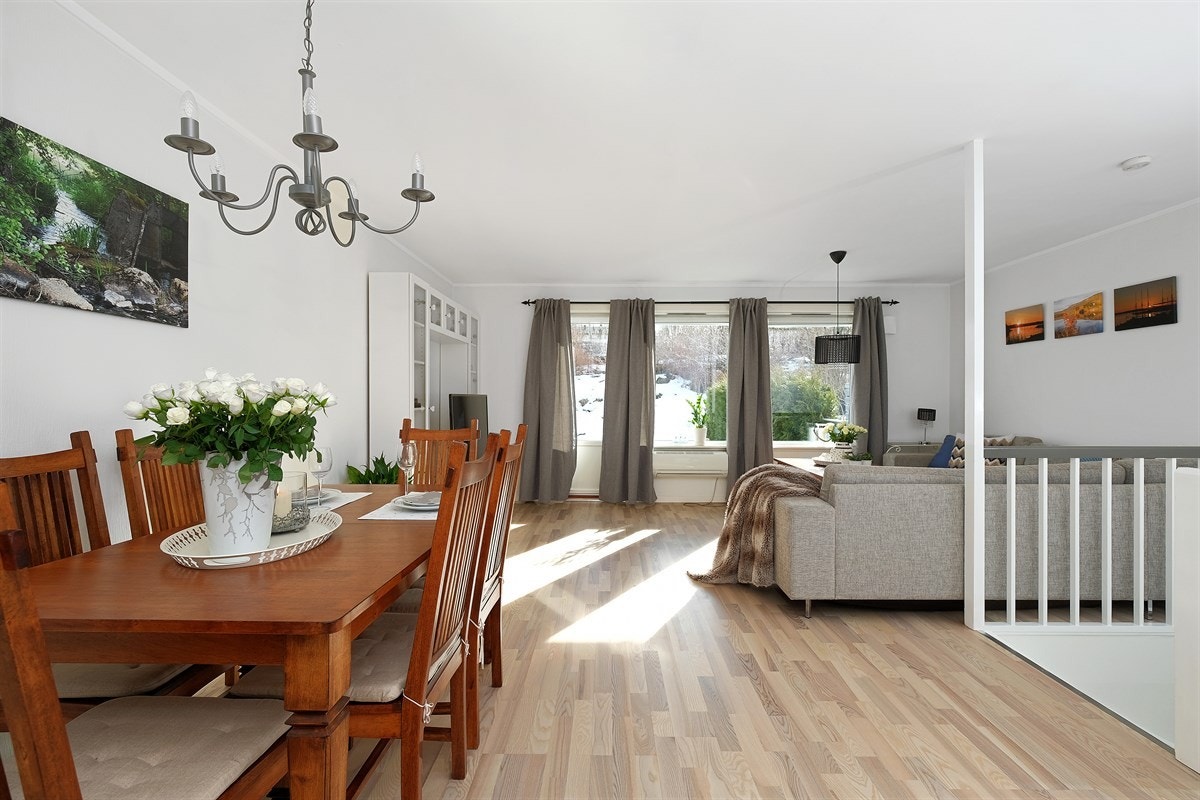 Pent oppusset stue i lyse farger og parkett på gulv. Galleribilde