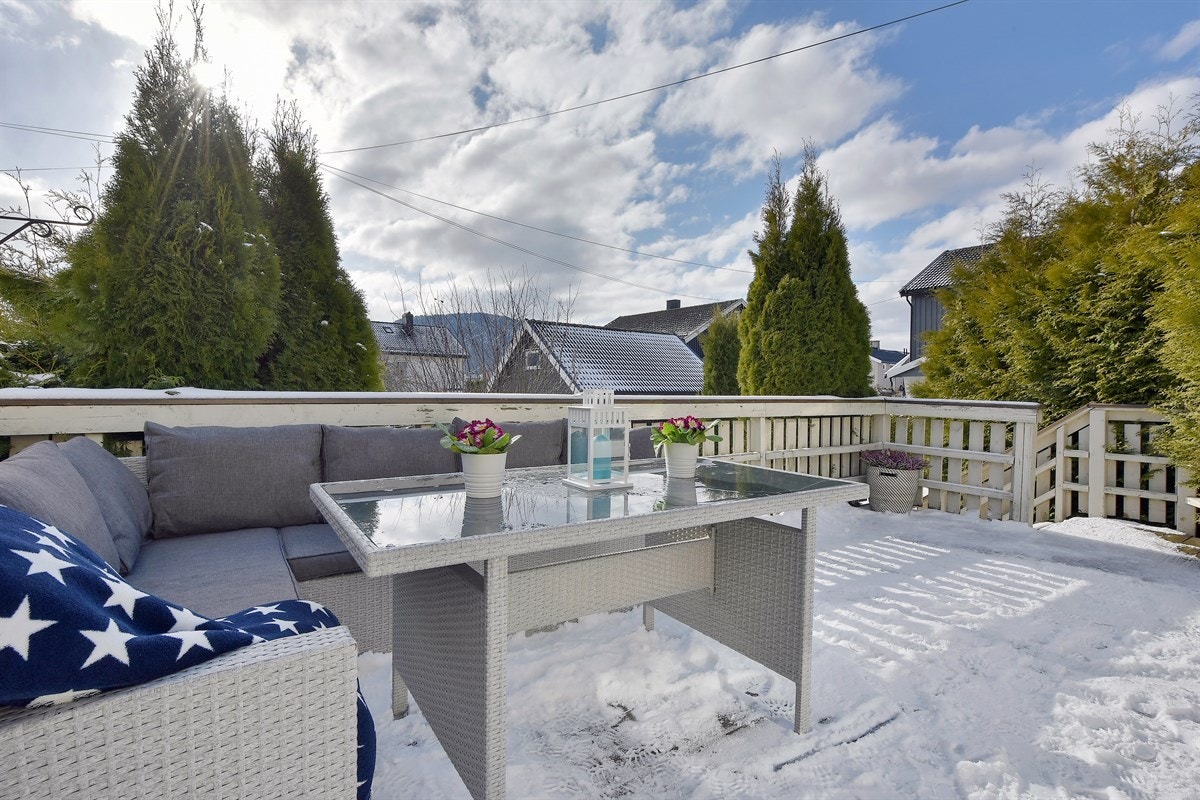 Eiendommen har meget gode solforhold, og solen kan nytes fra en deilig, stor terrasse med trapp til en koselig hage. Galleribilde
