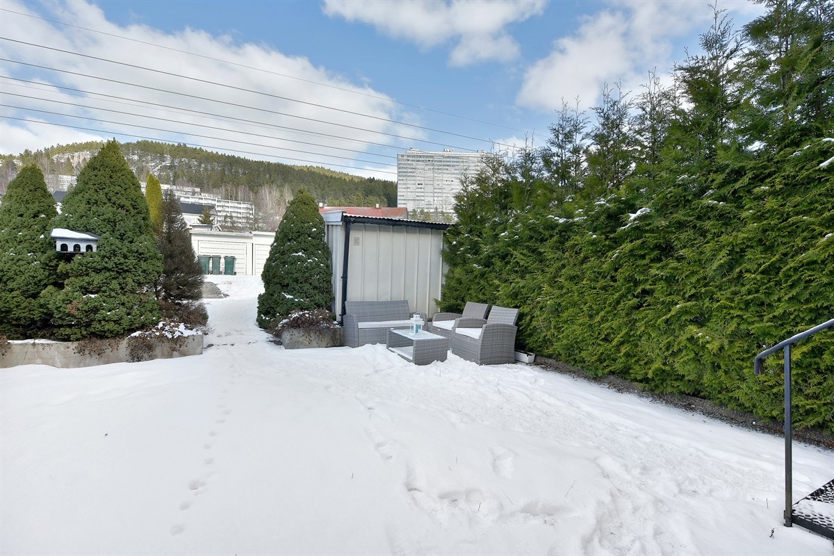 Hagen er pent opparbeidet med diverse beplantning. Galleribilde