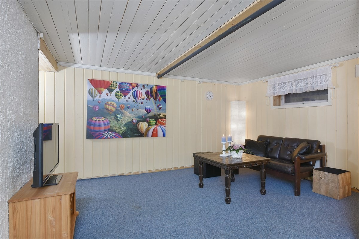 Boligen innehar i tillegg en fin kjellerstue med plass for sofa og tv-løsning, noe som gir ekstra spillerom og privatliv for barnefamilier. Galleribilde