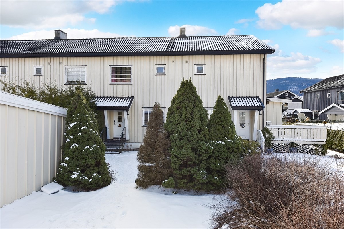 Eiendommen ligger i et rolig og barnevennlig boligområde på Åssiden i Drammen kommune. Galleribilde