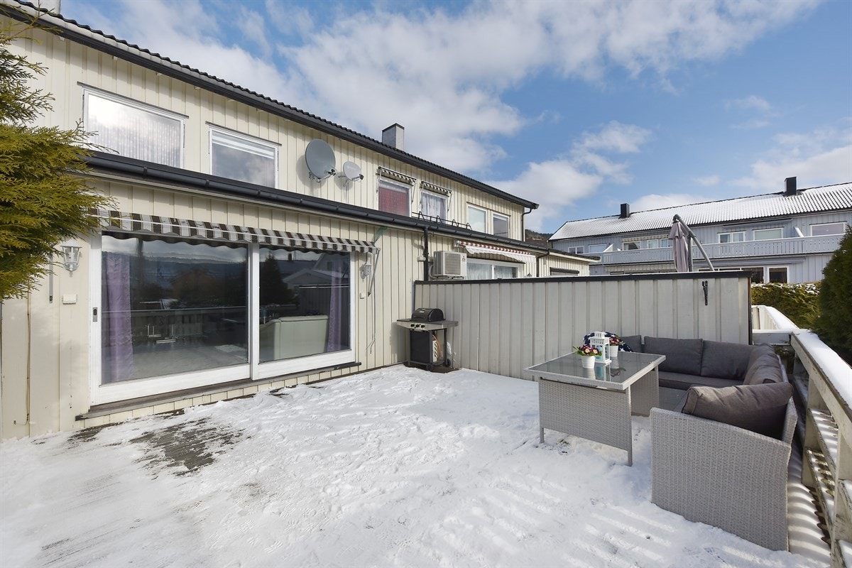 Fra stuen er det utgang til en romslig terrasse. Galleribilde