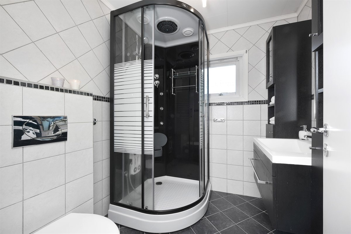 Rekkehuset inneholder et stilig bad og et separat vaskerom. Galleribilde