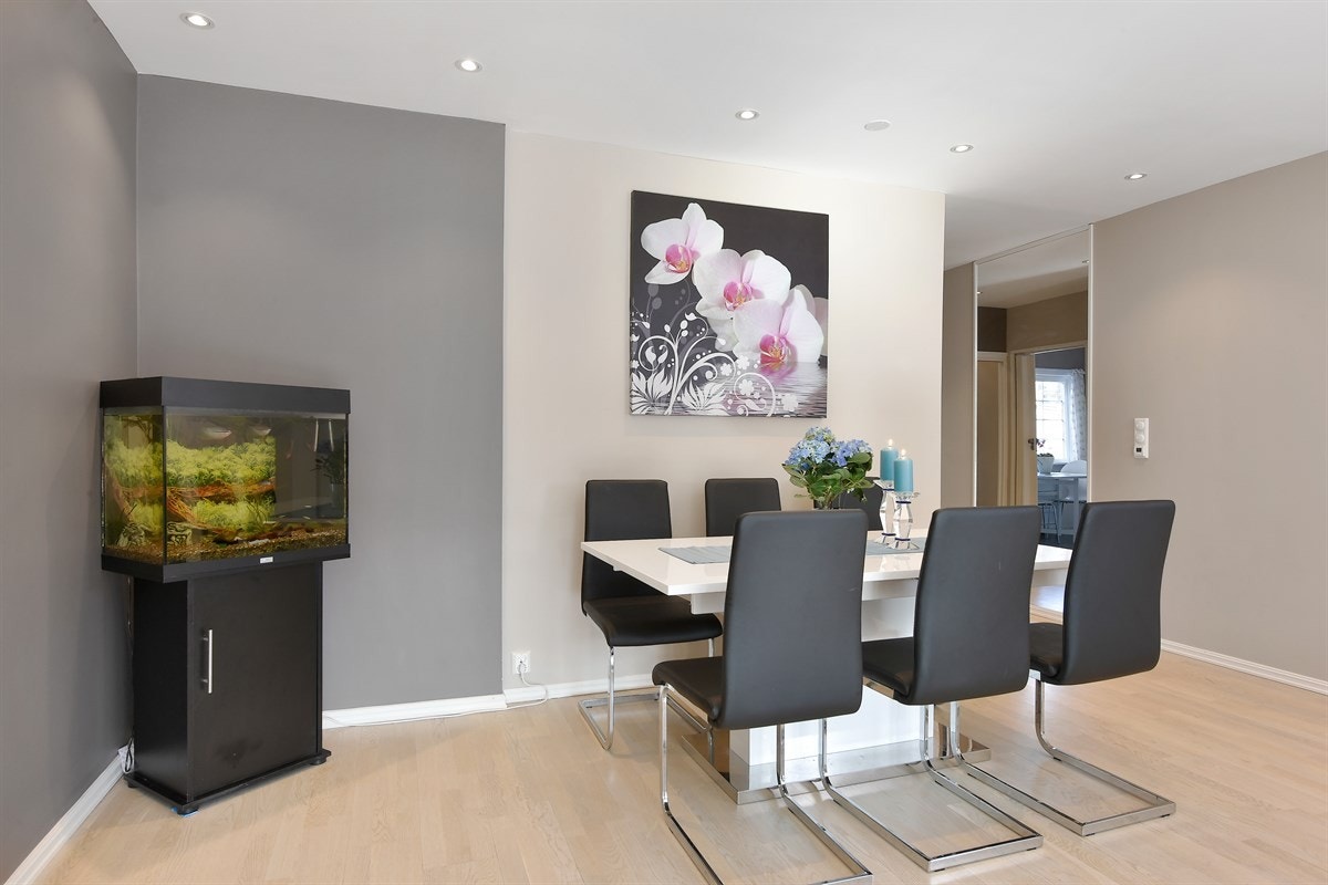 Romslig spisestue. Galleribilde