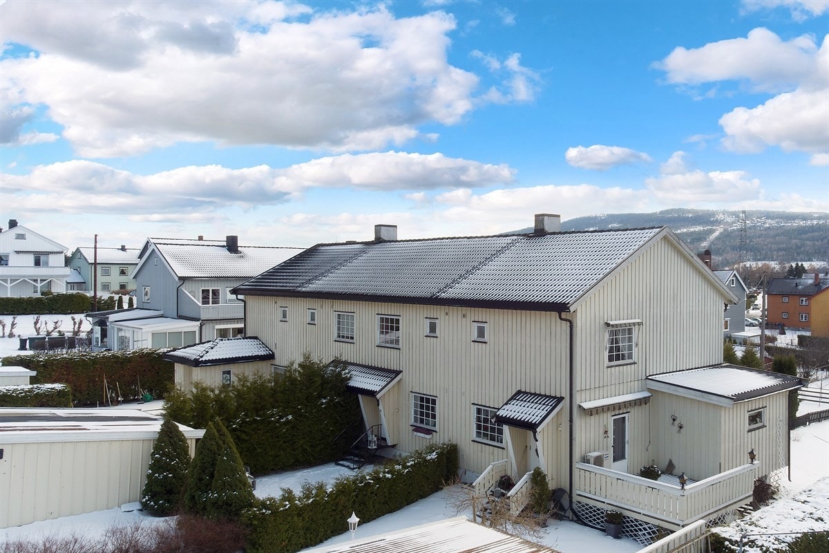 Området har nærhet til skoler, barnehager, offentlig kommunikasjon, samt et rikt utvalg av fasiliteter og servicetilbud. Galleribilde