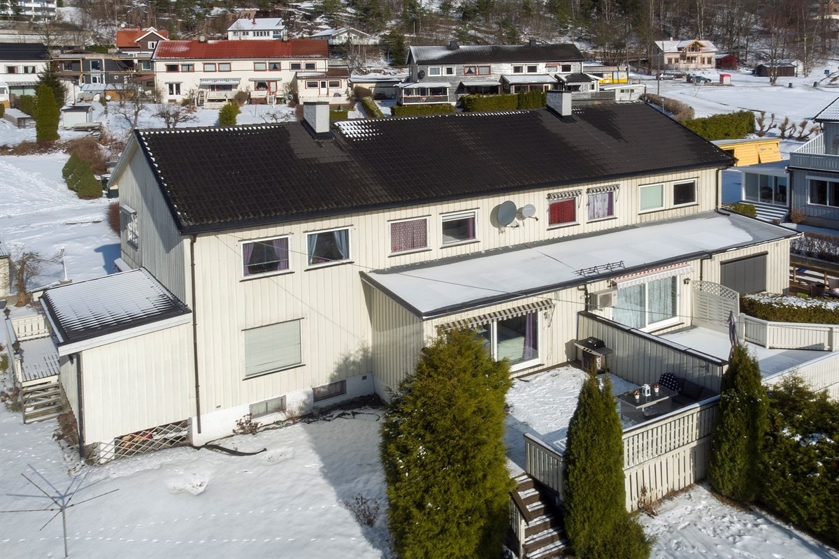 Rekkehuset har solrik terrasse, skjermet hage, garasje og underetasje med stort potensiale. Galleribilde