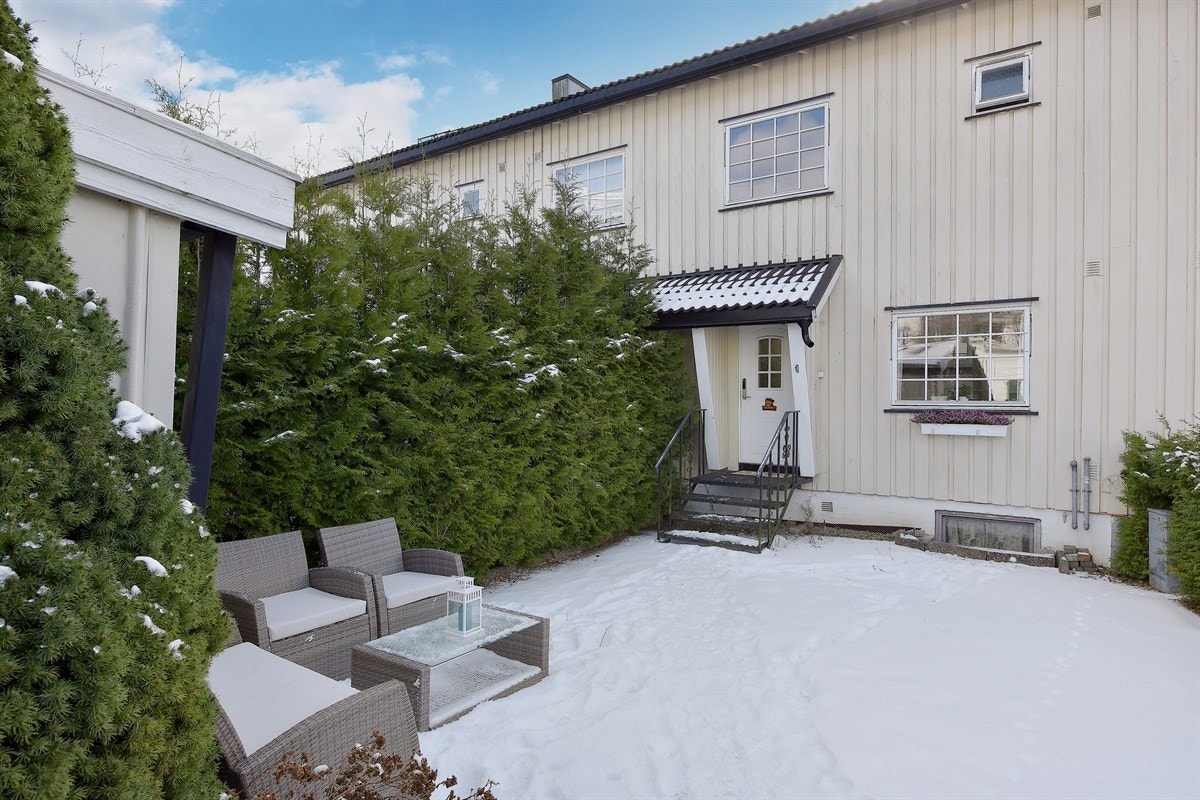 Eiendommen har en relativt flat tomt med sol hele dagen. Galleribilde