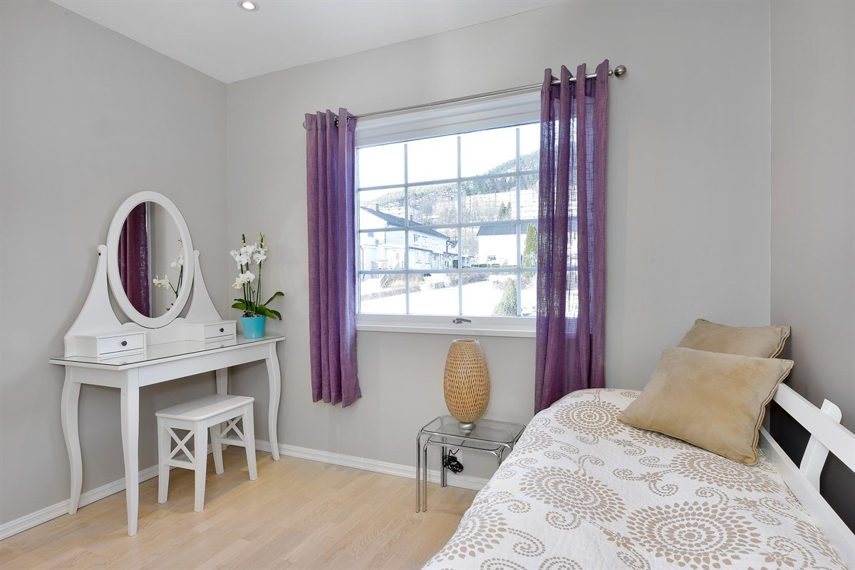 Soverom 2 med tilhørende garderobeløsning. Galleribilde