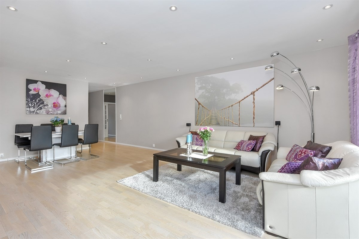 Stuen har god plass for tv- og sofaløsning. Galleribilde