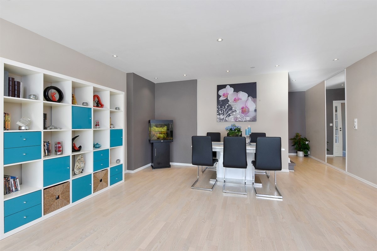 Stuen er lys og romslig. Galleribilde