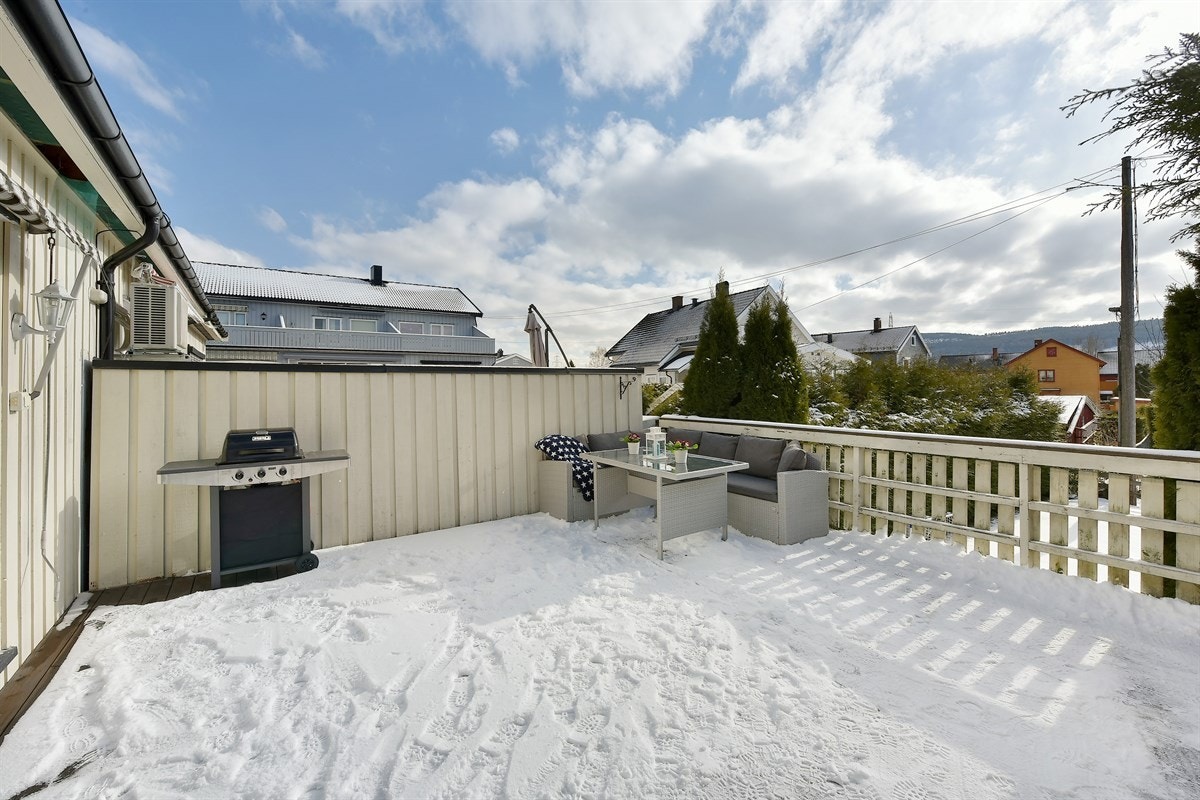 Det er god plass for utemøblement på terrassen. Galleribilde