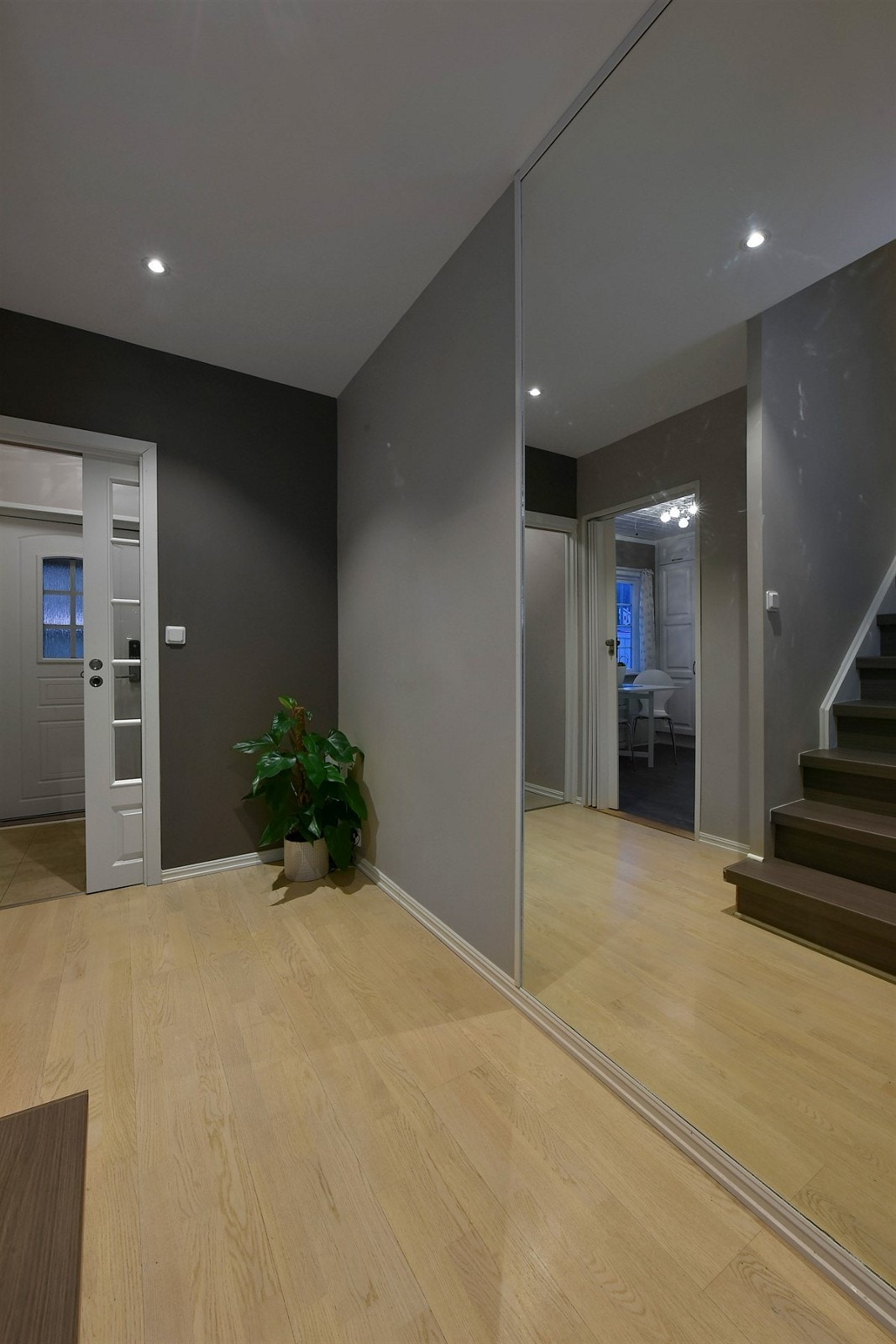 Entreen er holdt i tidsriktige farger, i likhet med boligens øvrige rom. Galleribilde