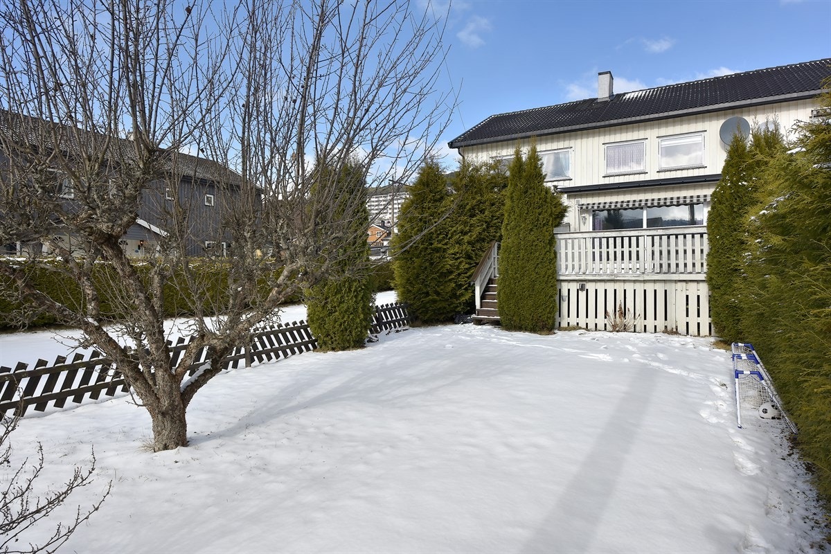 Privatmegleren ved John Granly Steen og Katrine Sunde har gleden av å presentere denne moderniserte og innholdsrike selveier rekkehuset over tre plan beliggende i et barnevennlig, rolig og sentralt område på Åssiden i Drammen kommune. Galleribilde