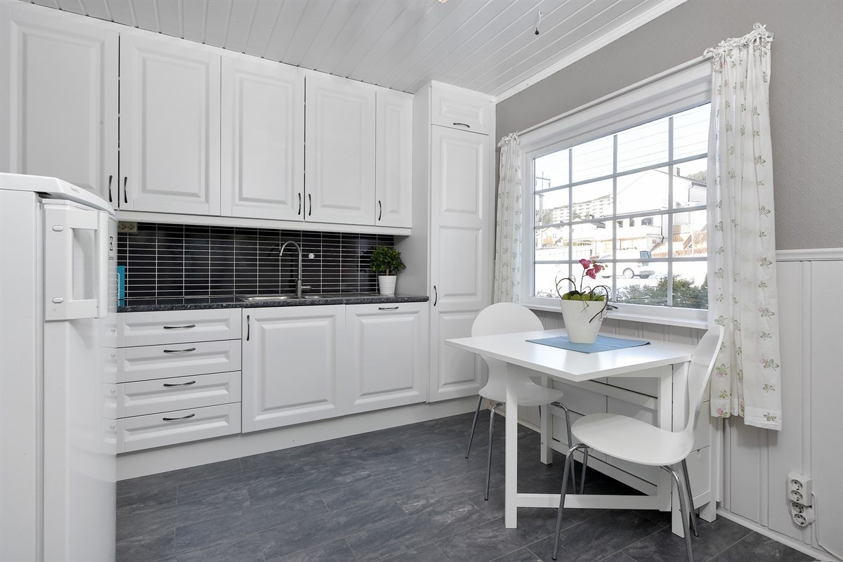 Kjøkkenet er lyst og koselig med spiseplass ved vindu, samt praktisk designet med god benke- og lagringsplass. Galleribilde