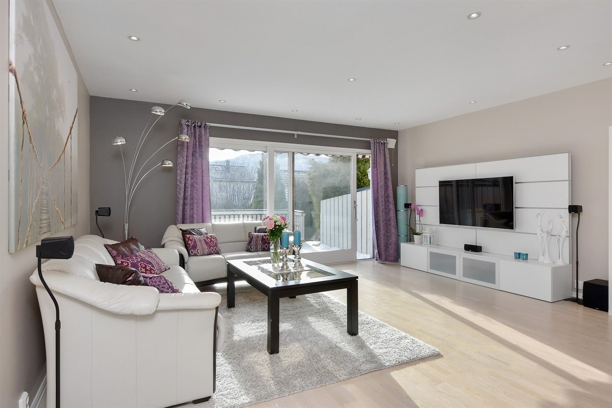 To fondvegger gir rommet et lunt preg, mens gode vindusflater gir rikelig med lys. Galleribilde