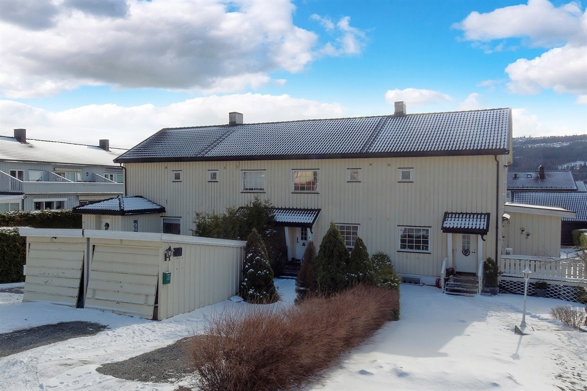 Det er parkering i garasje. Galleribilde