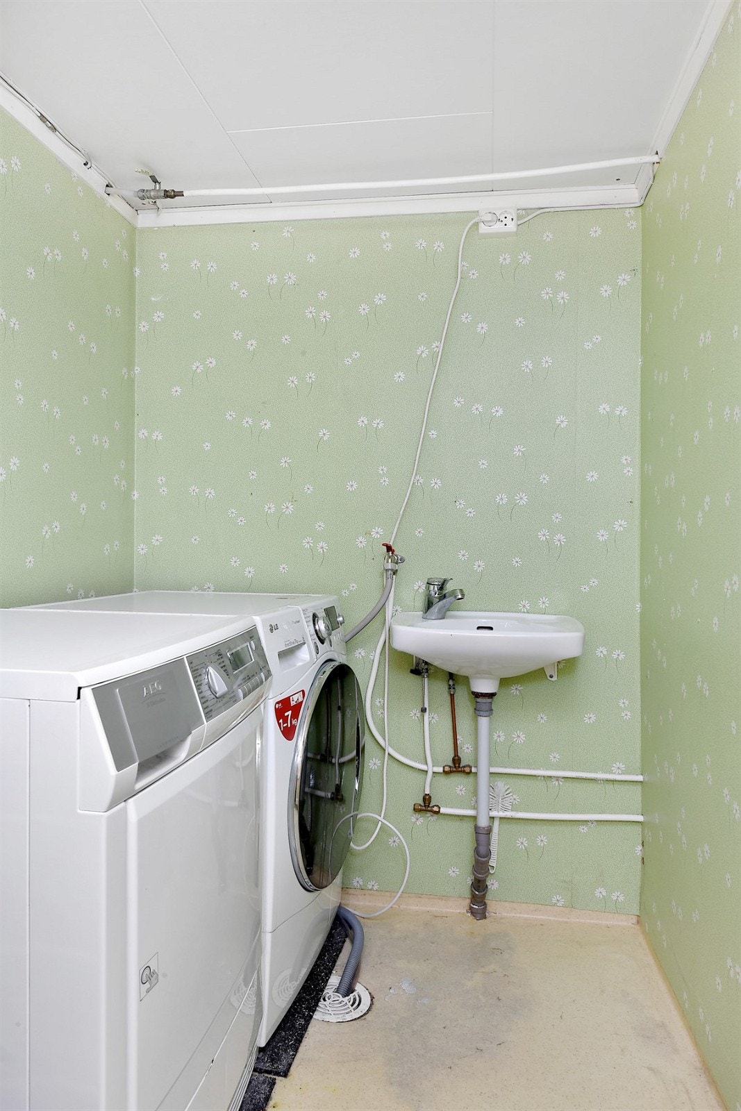 Vaskerommet ligger i kjelleren og har tapet på vegg og belegg på gulv. Galleribilde